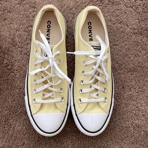 L@@K! Mint Condition Converse Sneaker Sz 8.5 (runs big)